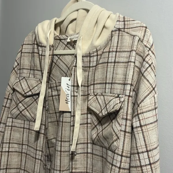 NEW IN Oversized Flannel Button Down Plaid Jacket Raw Hem NWT Tan Size M - Image 6