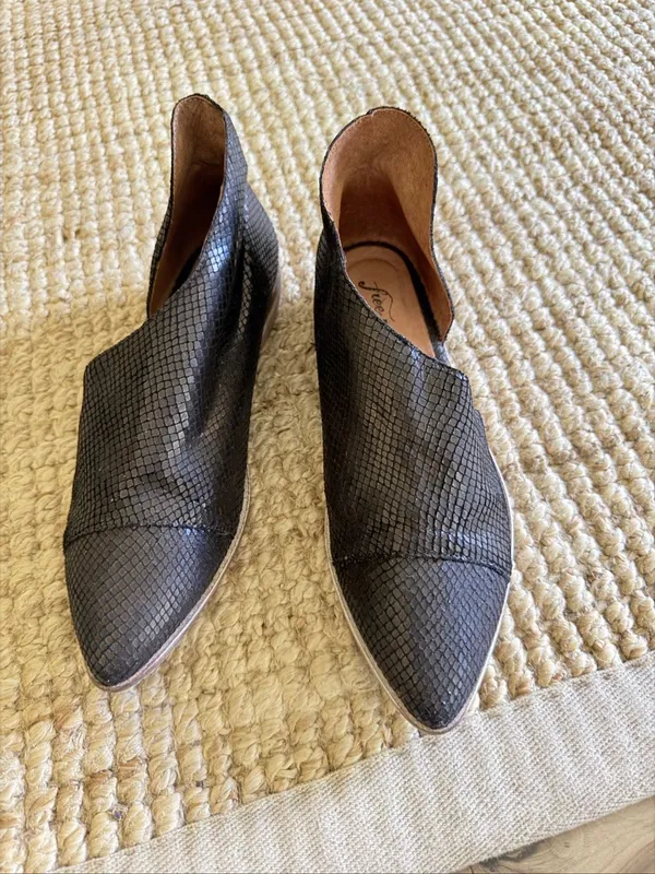 Free People Royale Dark Brown Snakeskin Leather Pointed Toe Flats Size 38 - Image 3
