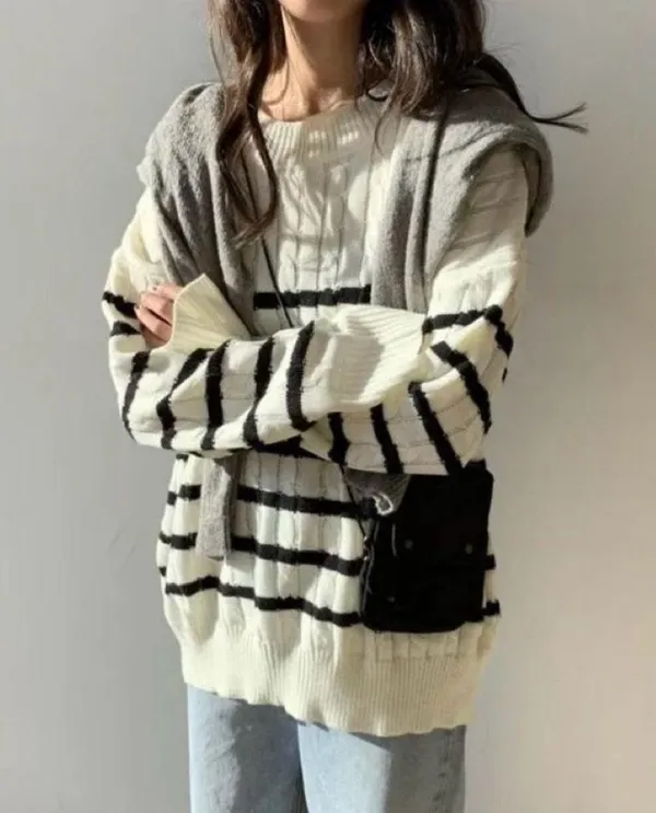 Tahari Black And White Stripes Sweater. - Image 2