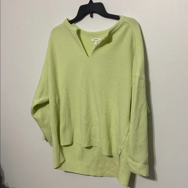 Maurices Soft Neon Green/Yellow Textured V-Neck High Low Top - Image 3