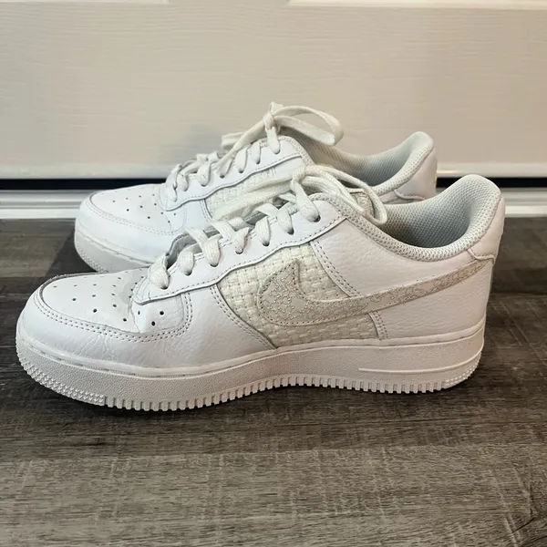 NIKE Women Air Force 1 ‘07 SE in White Sail Lemon Wash - Image 4