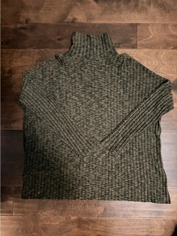 American Eagle Green Turtleneck Sweater - Image 2