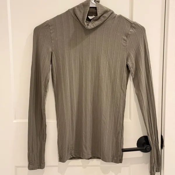 Aritzia/Wilfred Free Only Turtleneck - Green in Size XS - Image 2
