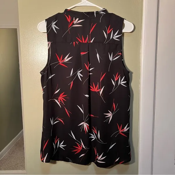 Ann Taylor Women's Size Medium Sleeveless Button Down Blouse Black Red Floral - Image 6