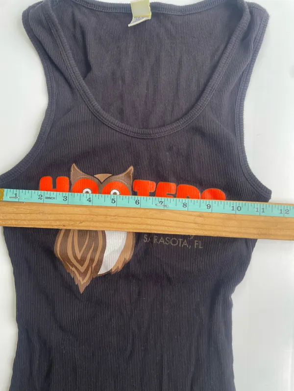Hooters Restaurant Tank, Size L - Image 6