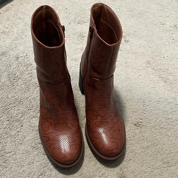 Universal threads boots - Image 2