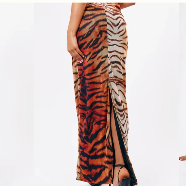 Pretty Little Thing - Tiger Printed Lined Mesh Maxi Skirt - Image 2