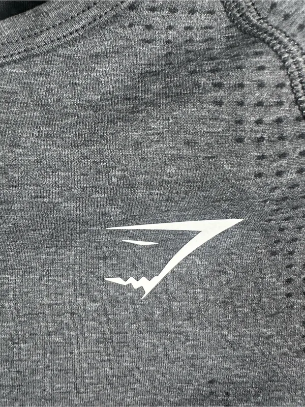 P150. Gymshark Women's Gray Seamless Long-Sleeve Crop Top - Image 2