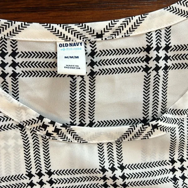 Old Navy Black and Cream Patterned Top - Image 2