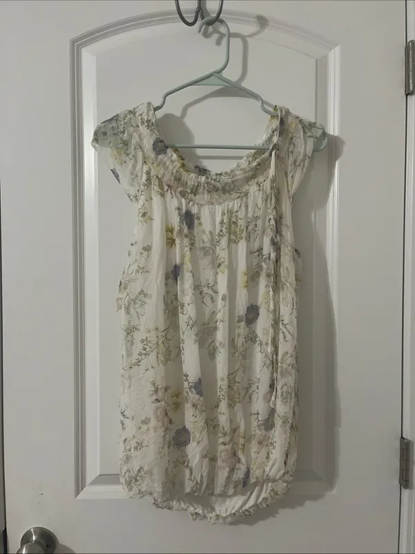 White Floral Scoop-Neck Blouse with Cap Sleeves - Image 2
