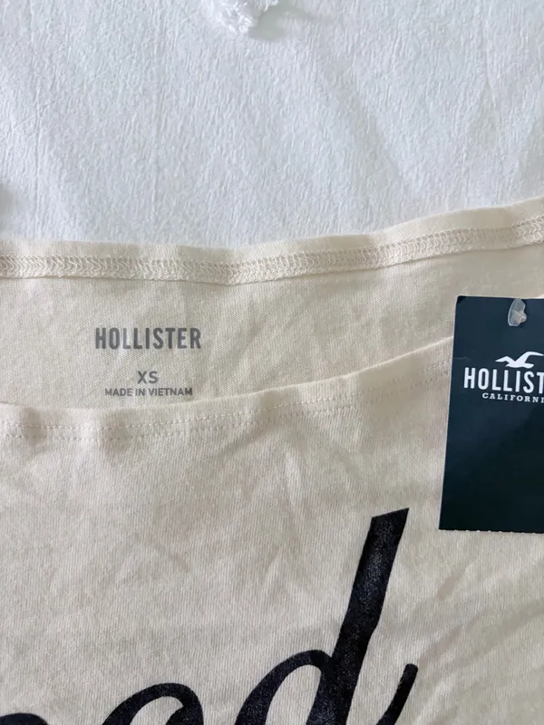 Hollister Oversized Off-Shoulder Graphic Tee - Image 5