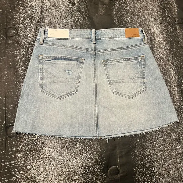 Womens sz8 NWT American Eagle High-Waisted Denim Mini Skirt Light Wash Raw Hem - Image 2