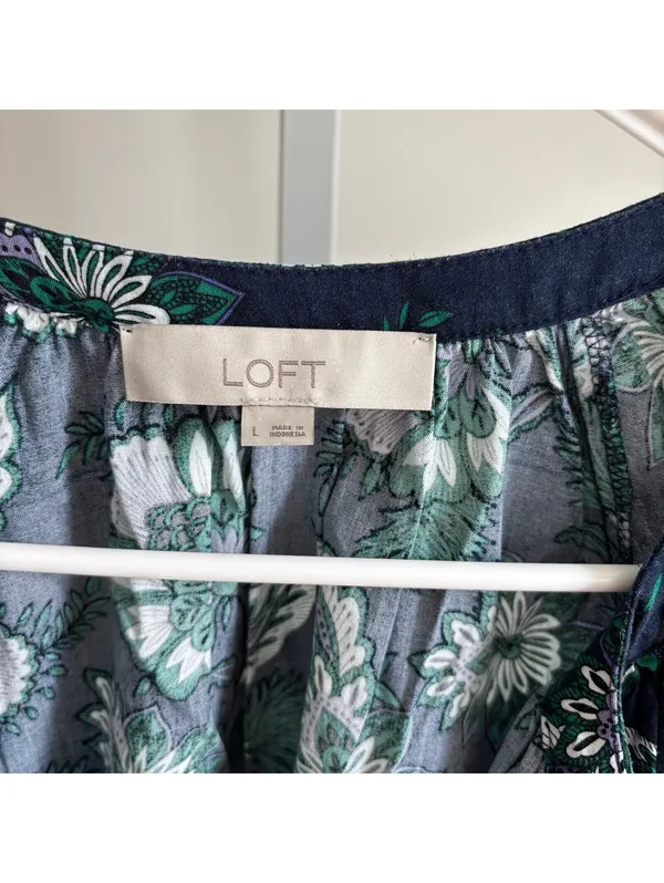 Loft EUC Women's Floral Shirred Tie Neck Blouse Long Sleeve Blue Size L - Image 3