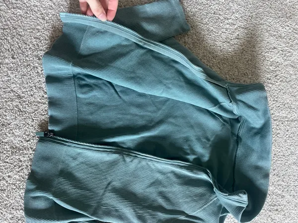 Fabletics cropped zip up - Image 3