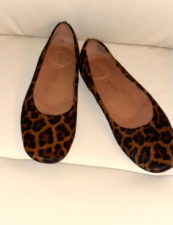 The shoes are Gentle Souls flats with a leopard print and a calfskin finish. - Image 3