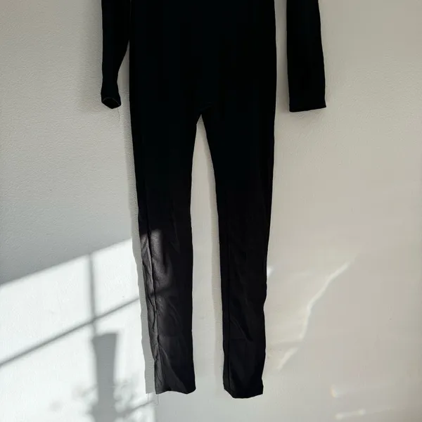 NWT Black stretchy jumpsuit in size large with thumb holes - Image 4