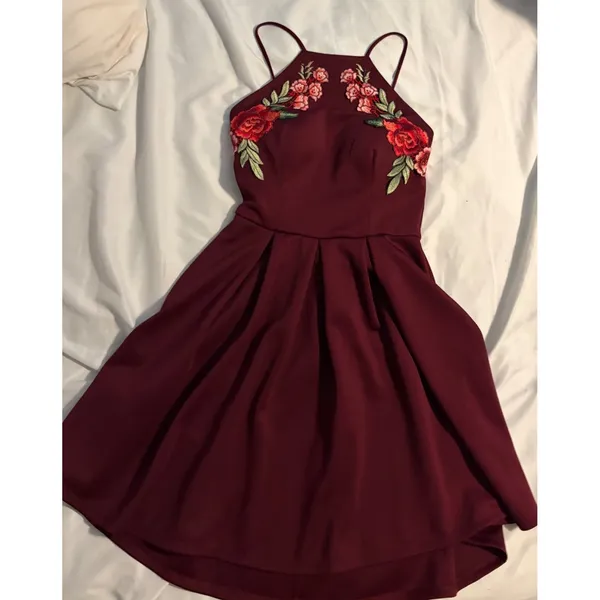 B. Darlin‎ Fit & Flare Dress Floral Embroidered Burgundy Open Back Size 3/4 - Image 2