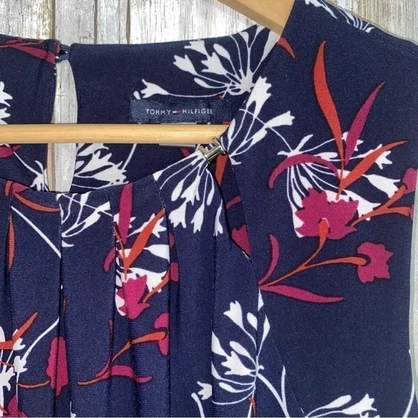 Tommy Hilfiger Navy Floral Sleeveless Blouse •Small - Image 4