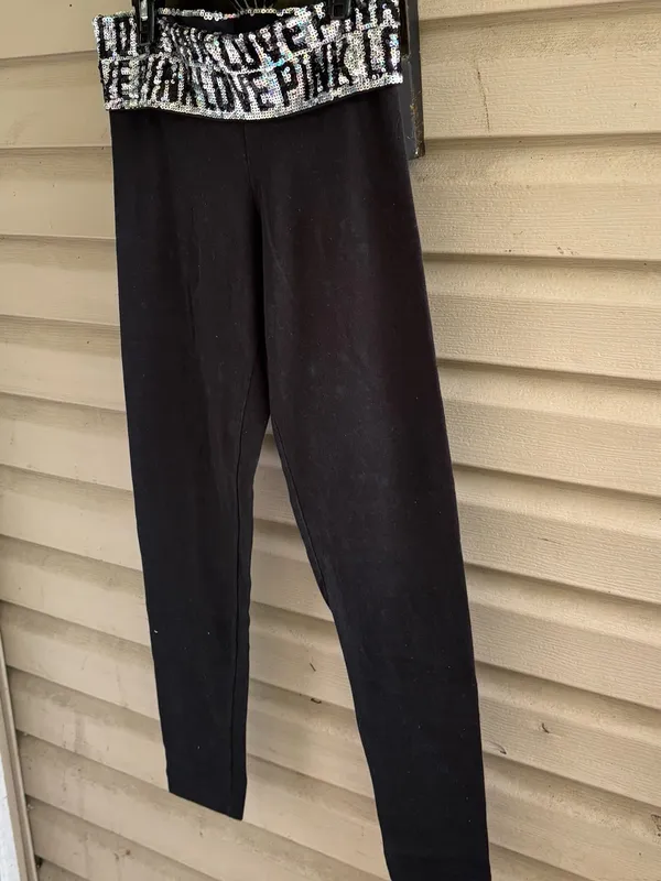 PINK Victoria's Secret Black Leggings with Sequin 'LOVE PINK' Waistband - Image 3