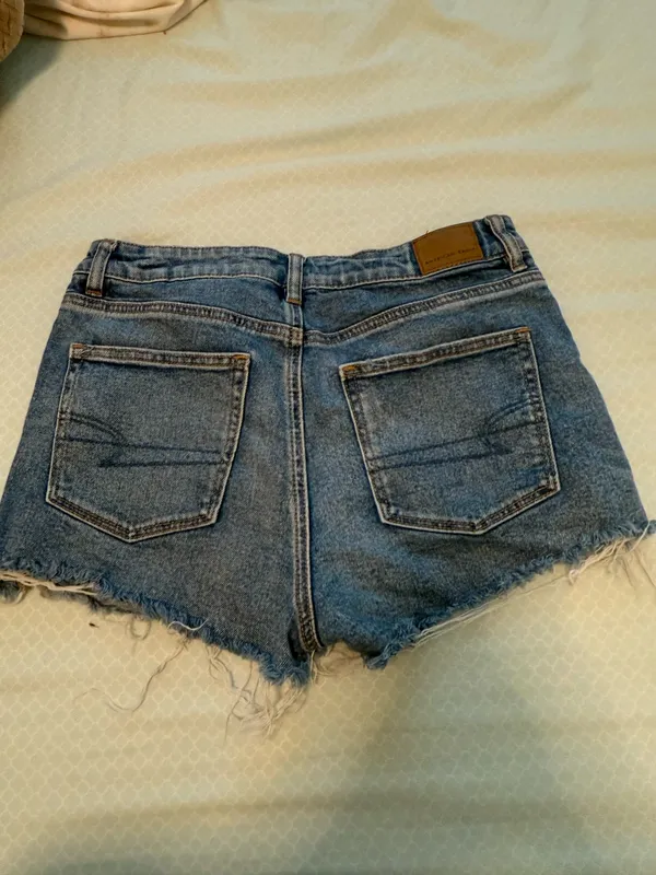 American Eagle Strigid Denim Mom Short Medium Tinted Indigo Distressed - Image 2