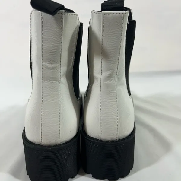 Dirty Laundry Chunky Lug Chelsea Boot Women‎ 8 White/Black Faux Patent Leather - Image 4