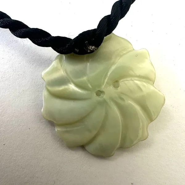 Green flower shell choker necklace - Image 6