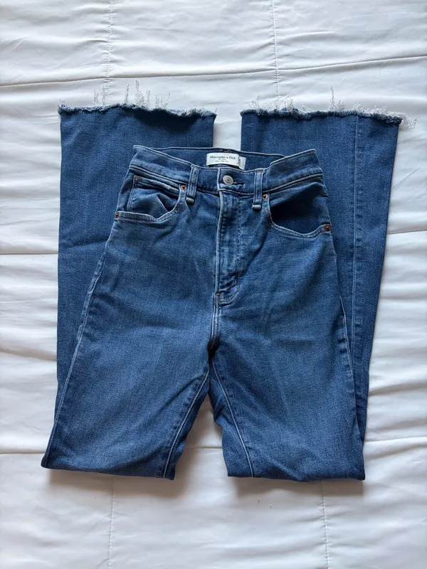 Abercrombie High-Rise Jeans Flare - Image 2
