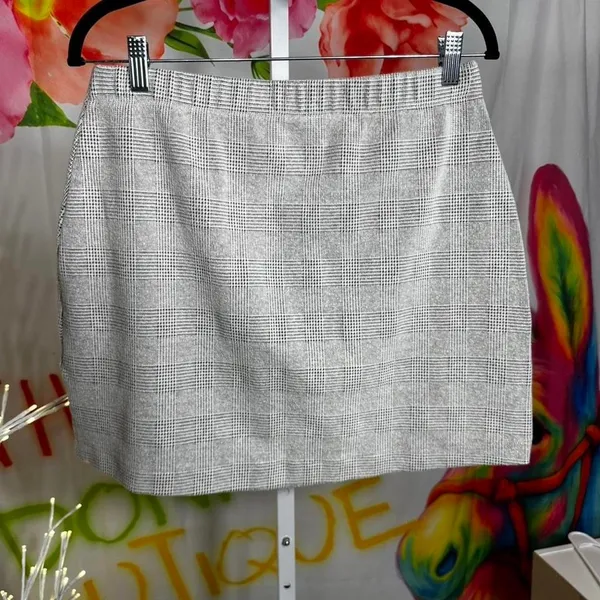 B191. Vylette skirt. Size large. Button details - Image 3