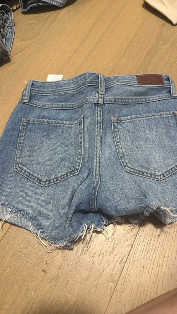 Hollister - Image 7