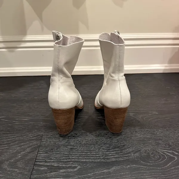 Steve Madden Short White Pointed Toe Boots - Image 4