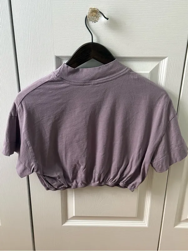 Alo Yoga Kick It Crop T-Shirt in Lavender Haze - Image 3