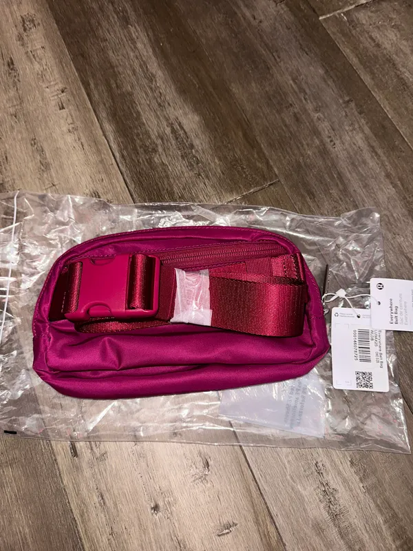 Lululemon Everywhere Belt Bag 1L - Image 2