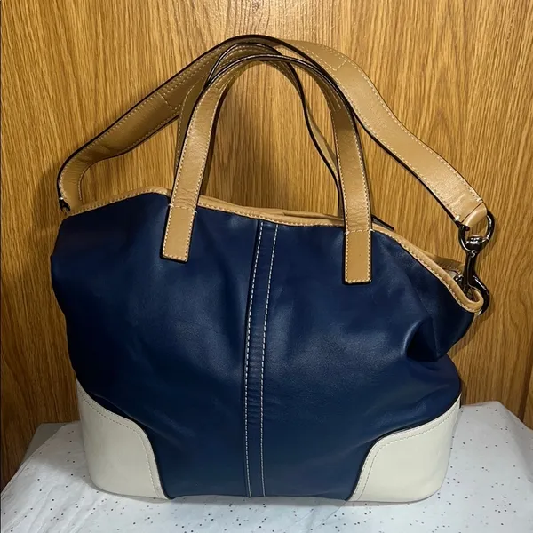Coach Blue and Tan Shoulder Bag with Chic Design - Image 3