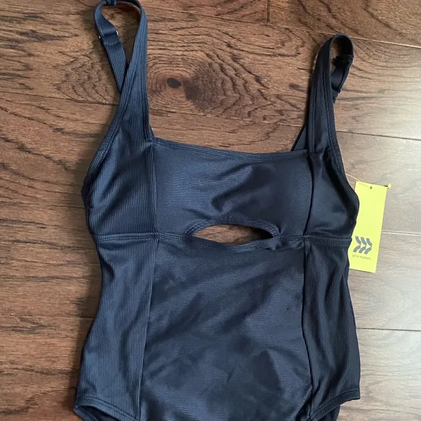 NWT All In Motion Medium - Image 2