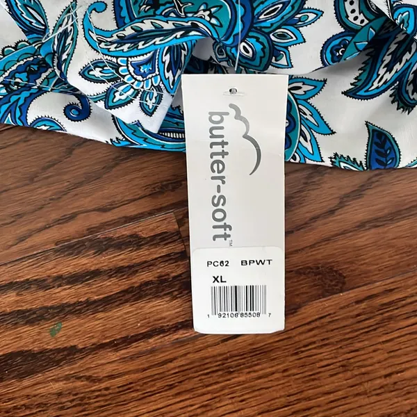 Scrubs Butter soft blue paisley pattern short sleeve - Image 4