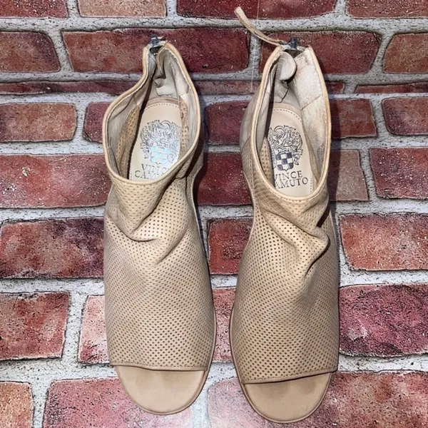 Pre-Owned Vince Camuto Bevina Beige Cutout Heeled Ankle Bootie Leather Sz 7.5M - Image 2