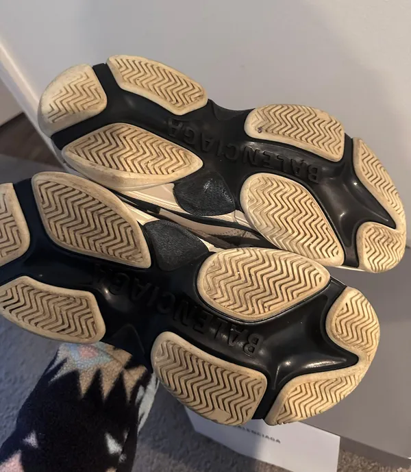 Balenciaga 100% Authentic  Triple S Sneakers - Image 5