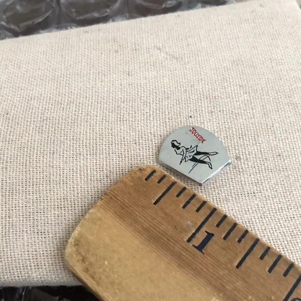 Vintage Mockba ice skating 10k pin - Image 3