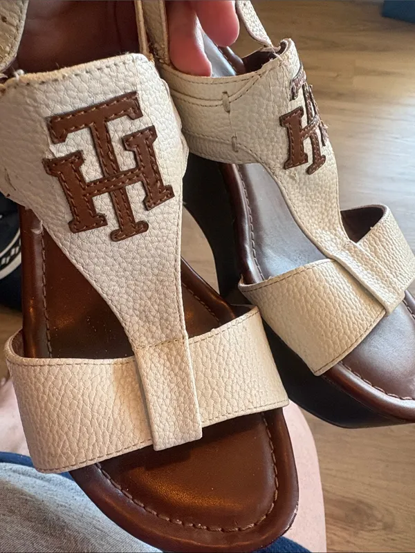 Tommy Hilfiger White Leather T-Strap Logo Sandals - Image 3