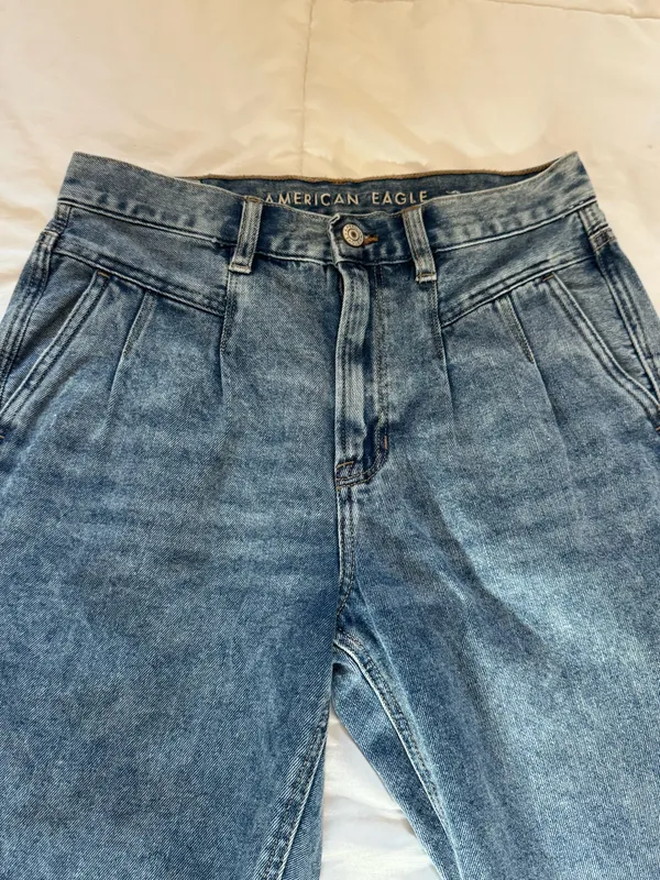 Tags: mom jeans, high rise jeans, light wash denim, casual, trendy, women’s jeans, American Eagle, size 4. - Image 6