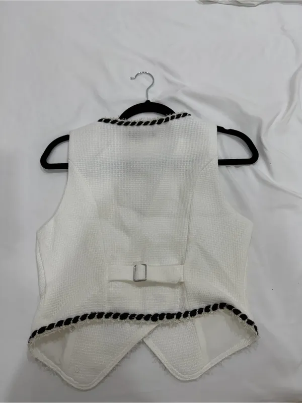 SHEIN White Textured V-Neck Sleeveless Vest with Black Braid Trim - Image 4