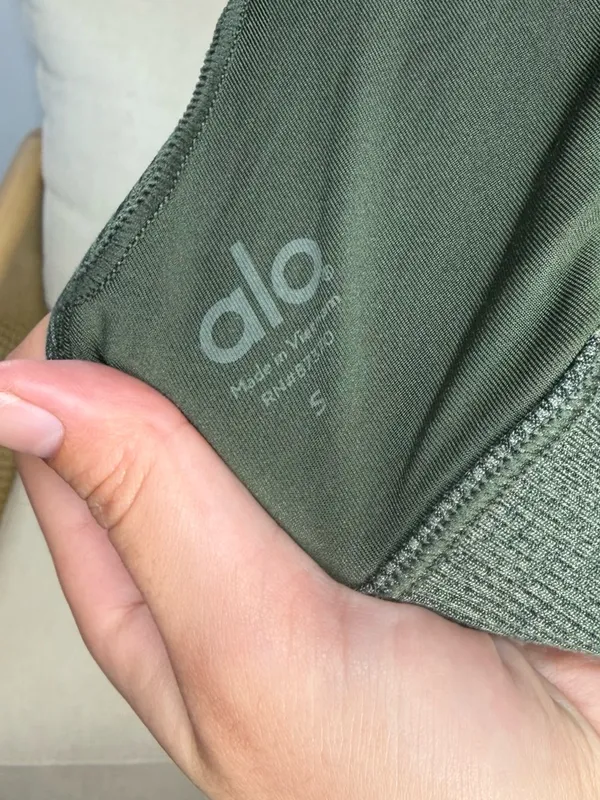 Alo Yoga Alosoft Lavish Sports Bra Size small - Image 5