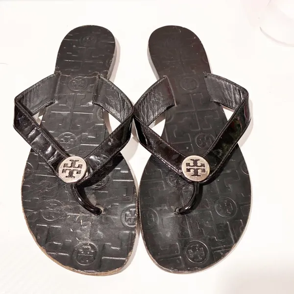 Tory Burch Thora Black Leather Gold Logo Medallion Thong Sandal Size 8M - Image 2