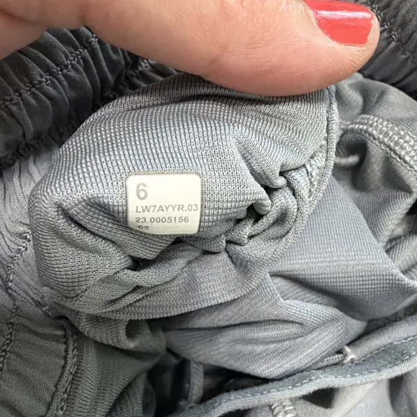 Lululemon Hotty Hot Short II Women 6 Gray Low Rise 2.5 Inseam Mesh Venting - Image 10