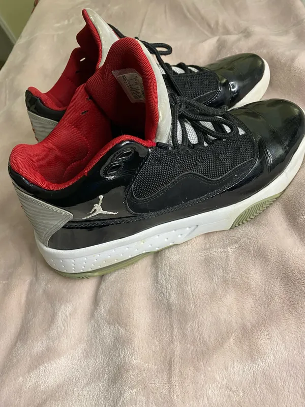 Jordan Max Aura 2 Black/Gym Red-White-Wolf Grey Mens Size 8.5 - Image 2