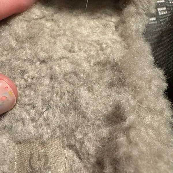 UGG Cozy Cream Fuzzy Slippers very worn as shown still wearable Women’s size 7 - Image 7