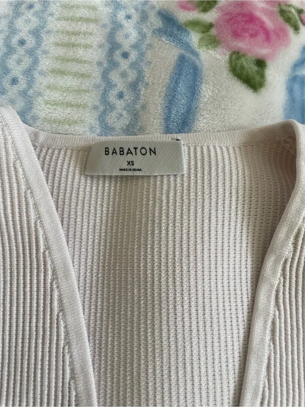 Aritzia Babaton Ribbed Deep V Cropped Tank in Pale Pink - Image 2