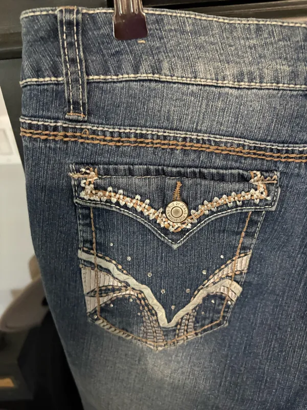 Rue 21 size 13/14 embellished denim jean shorts - Image 7