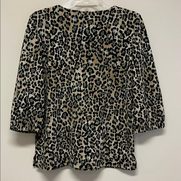 NWOT Jules & Leopold tan with green & black leopard spots the neck top - Image 5