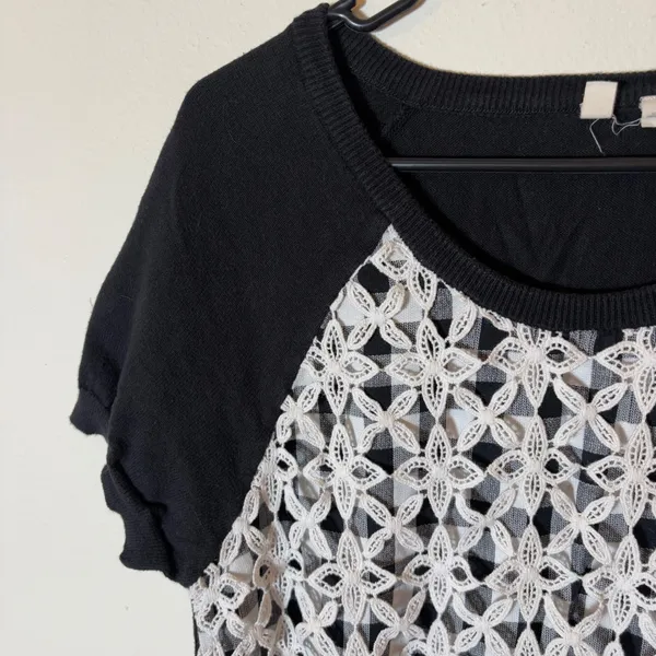 Moth Anthropologie Black Crochet Lace Overlay Short Sleeve Sweater‎ size medium - Image 3